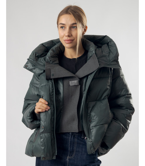 Пуховик женский короткий в зеленом оттенке Towmy К1010-1