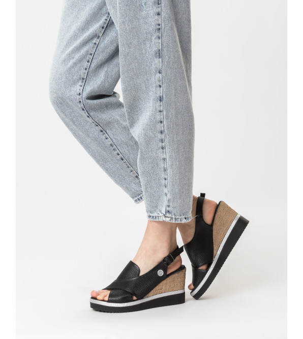 Босоножки кожаные черные в дырочки на танкетке Mamammia 1509ЛZ